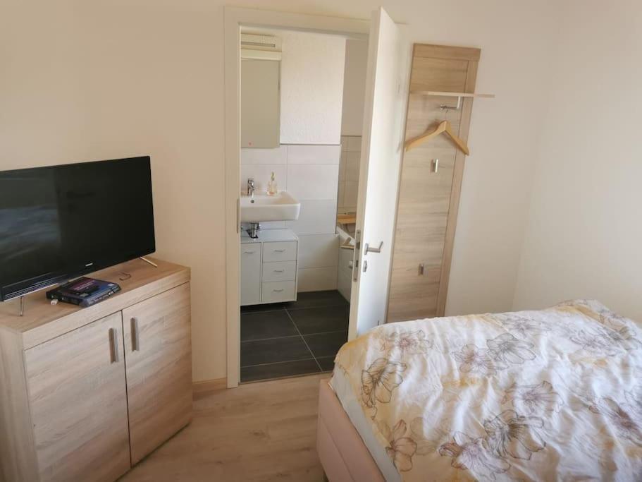 Zimmer M. Eigenem Bad Und Badewanne Direkt Am Wald Amöneburg Exterior foto